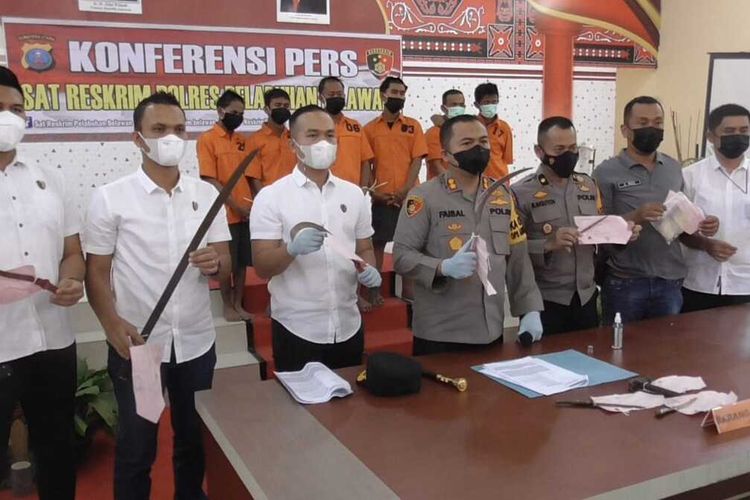 Kapolres Pelabuhan Belawan, AKBP Faisal Rahmat Husein Simatupang dan jajarannya menunjukkan barang bukti berbagai jenis senjata tajam yang digunakan empat orang komplotan perampok di Jalan Kol. Yos Sudarso yang korbannya seorang pedagang ikan saat konferensi pers di Mapolres Pelabuhan Belawan, Selasa (21/9/2021) siang.