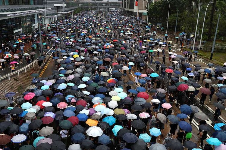 Pengunjuk rasa anti-pemerintah menghadiri sebuah demonstrasi di distrik Wan Chai, di Hong Kong, China, Minggu (6/10/2019). Ribuan demonstran bermasker turun ke jalan buntut larangan penggunaan masker wajah yang diterapkan pemerintah setempat.