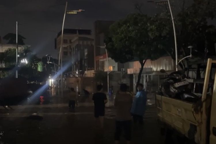 Banjir melanda kawasan Kemang, Mampang Prapatan, Jakarta Selatan, Kamis (30/10/2025) malam.