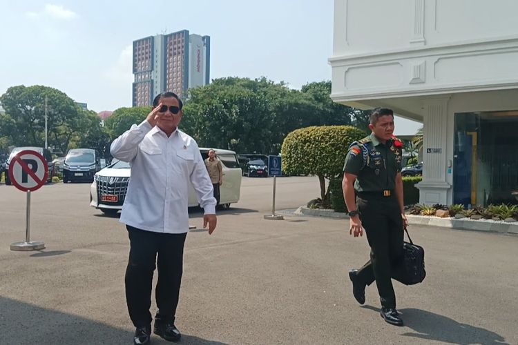 Menhan sekaligus Presiden terpilih Pilpres 2024, Prabowo Subianto di Istana Kepresidenan, Jakarta, Kamis (6/6/2024). Prabowo menemui Jokowi di Istana dalam rangka melaporkan sejumlah kegiatan kunjungan luar negeri baru-baru ini.