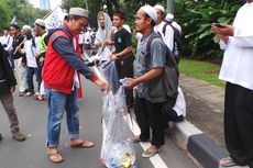 Pendemo Kumpulkan Sampah Dalam Karung, Dinas Kebersihan DKI Berterima Kasih