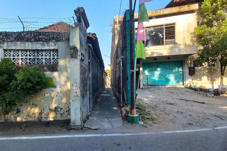 Gang masuk ke Kaledupa di Sondakan, Laweyan, Solo. Tempat parkir Kaledupa di halaman sebelah gang masuk.