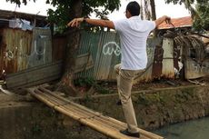 Saat Sandiaga Berdiri dengan Satu Kaki di Atas Jembatan Bambu