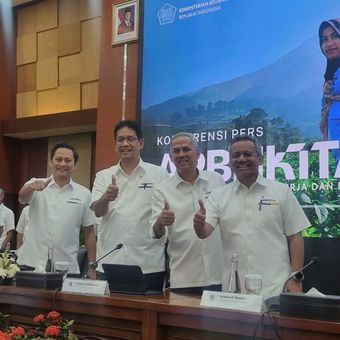 Wakil Menteri Keuangan Thomas Djiwandono, Menteri Keuangan Purbaya Yudhi Sadewa, Wakil Menteri Keuangan Anggito Abimanyu, dan Wakil Menteri Keuangan Suahasil Nazara dalam konferensi pers APBN KiTa edisi September 2025, di Jakarta, Senin (22/9/2025).