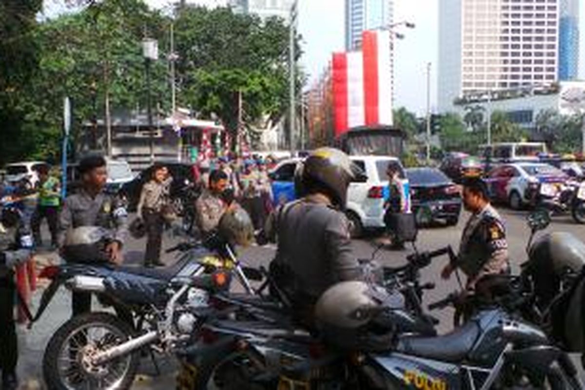 Polisi berjaga di Bundaran HI setelah kabar massa depan MK Rusuh. Kamis (21/8/2014).