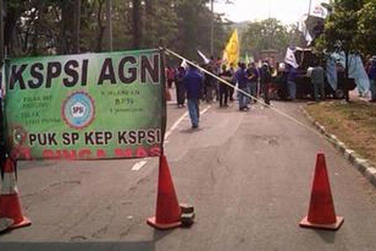 Ribuan Buruh Blokade Kawasan Industri Pulogadung