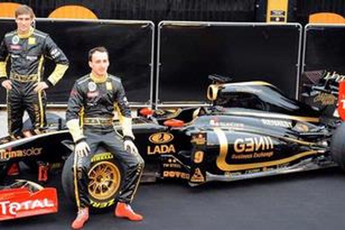 Pebalap Polandia, Robert Kubica (kanan) dan pebalap Rusia, Vitaly Petrov