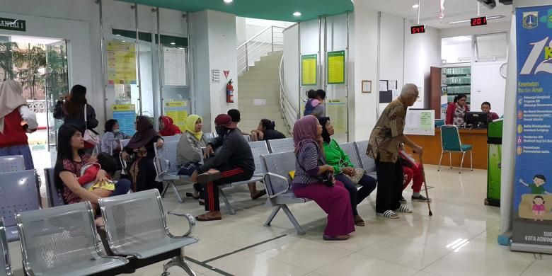 Pasien di Puskesmas Kecamatan Menteng, Jakarta Pusat, menunggu dipanggil untuk berobat, Jumat (3/2/2017).