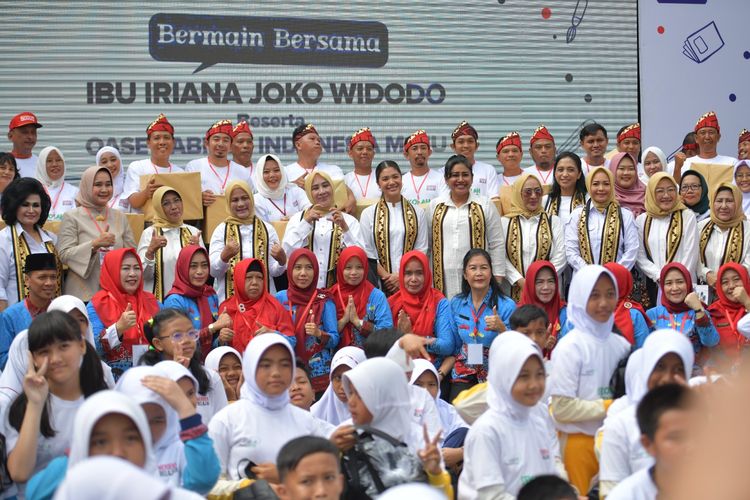 Iriana Jokowi dan OASE KIM bersama para guru, kepala sekolah dan siswa  SDN 2 Rawa Laut, Bandar Lampung berfoto bersama pada Rabu (8/3/2023).