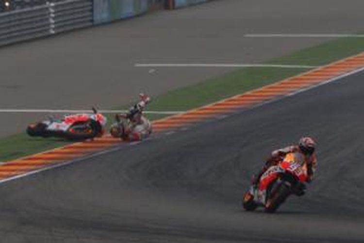 Pebalap Repsol Honda asal Spanyol, Dani Pedrosa (belakang), terjatuh ketika berada di urutan kedua, di belakang Marc Marquez, pada GP Aragon dengan balapan menyisakan empat putaran, Minggu (28/9/2014).