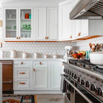 Memiliki dapur kecil tapi rapi bukanlah hal yang mustahil untuk diwujudkan. Dengan cara menata ruangan yang tepat, kita bisa membuat ruangan dapur yang kecil tampak lebih lega dan nyaman.