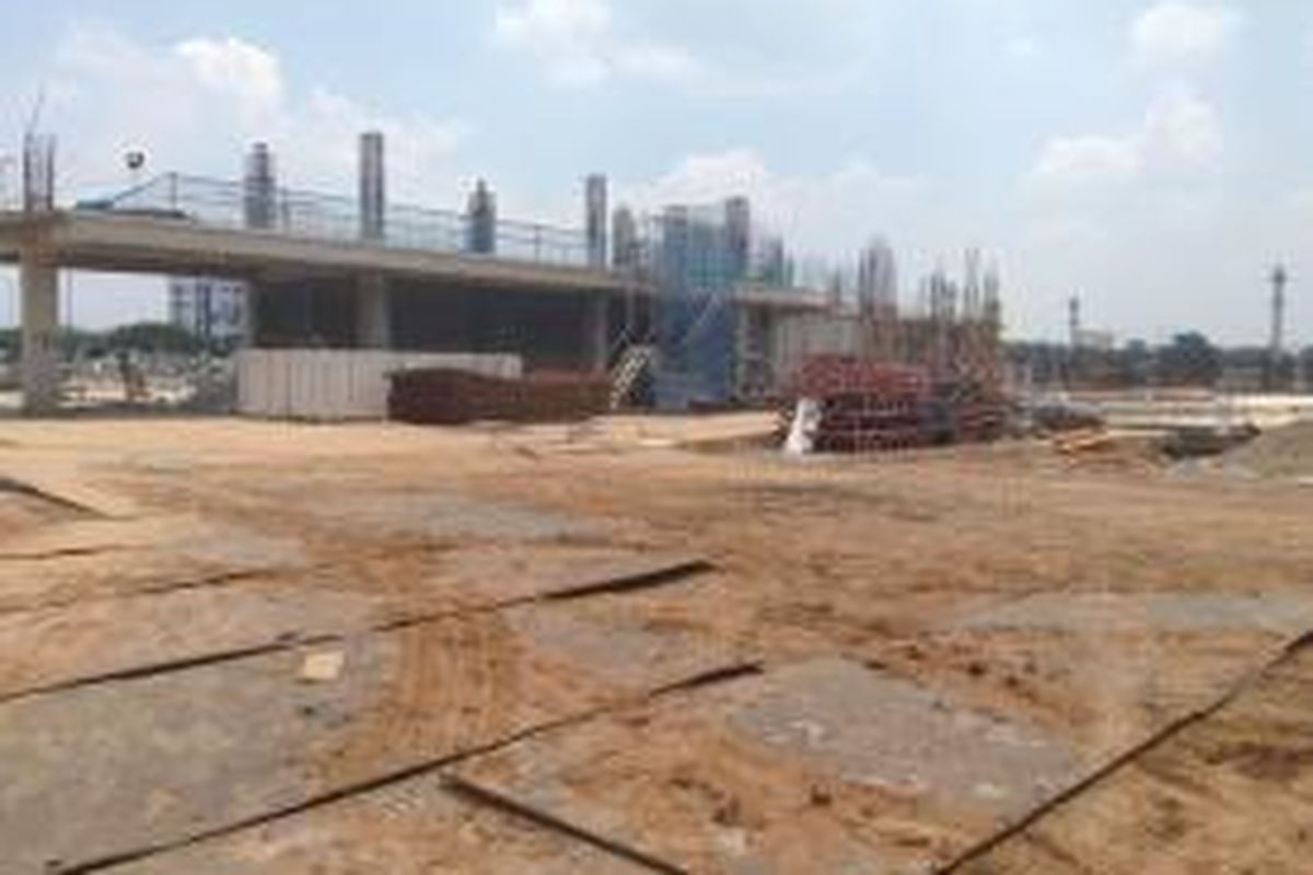 Proses pembangunan Indonesia International Exhibition & Convention Centre kini sudah mencapai pembuatan lantai dasar. Menurut target, dalam 277 hari mendatang, proses pengerjaan tahap pertama sudah harus selesai.