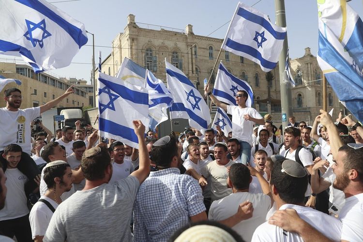 Orang-orang Israel mengibarkan bendera Israel dalam perayaan Hari Yerusalem pada 10 Mei 2021.