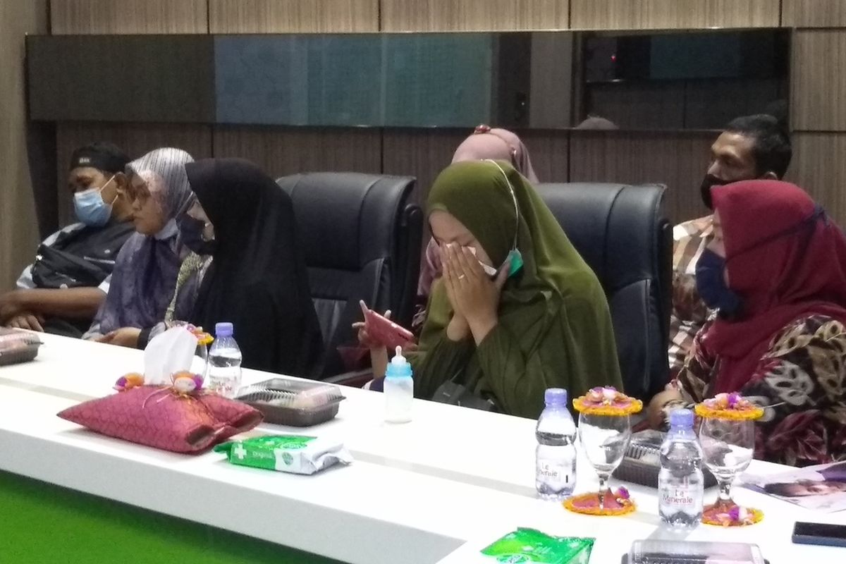 Keluarga WNI yang masih berada di sebuah pabrik plastik di Chernihif, Ukraina mengikuti tekekonferensi di Binjai Command Center di Balai Kota Binjai pada Senin (7/3/2022) siang yang diikuti oleh Kadisnakerperindag Kota Binjai, Hamdani Hasibuan, Dubes RI untuk Ukraina, Ghoffur, mantan Dubes RI untuk Ukraina, Prof. Yuddy Chrisnandi, perwakilan dari Kemenlu RI yang mengurusi evakuasi WNI di Ukraina, Judha Nugraha dan Lucky W.