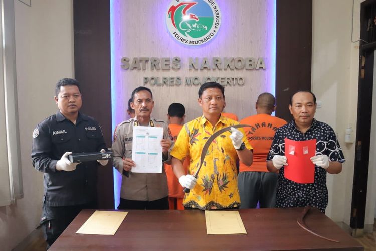 Satres Narkoba Polres Mojokerto, Jawa Timur, mempublikasikan penangkapan seorang bandar narkoba dan 3 orang dalam jaringannya, Jumat (19/1/2024).