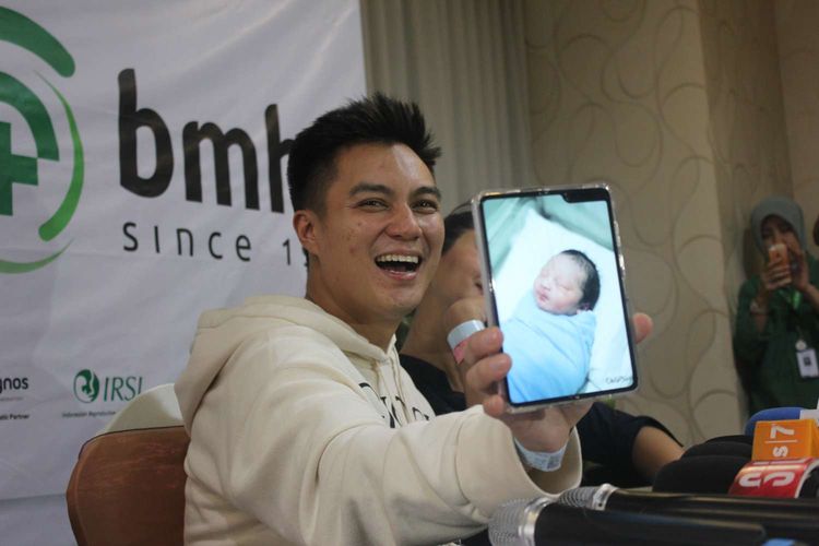 Baim Wong dan Paula Verhoeven dikaruniai seorang anak di Rumah Sakit Bunda,Menteng,Jakarta,Sabtu(28/12/19). Baim Wong menunjukkan foto anaknya.