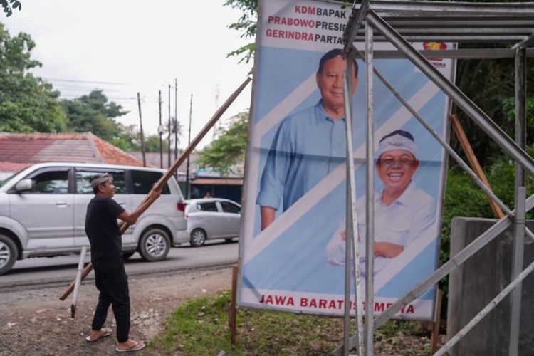 Dedi Mulyadi menginisiasi pencopotan APK Partai Gerindra dan Prabowo-Gibran di Subang, Jawa Barat, saat memasuki masa tenang pemilu, Minggu (11/2/2024).
