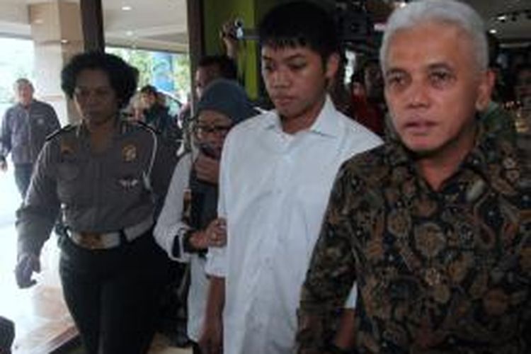 Hatta Rajasa (kanan) beserta istri (kedua dari kiri) mengantarkan anak mereka, M Rasyid Amrullah
Rajasa, ke Direktorat Lalu Lintas Polda Metro Jaya, di Pancoran, Jakarta Selatan, Senin (7/1/2013). Rasyid
datang ke Polda Metro untuk menjalani pemeriksaan sebagai tersangka terkait kecelakaan yang
menewaskan dua orang pada 1 Januari lalu.