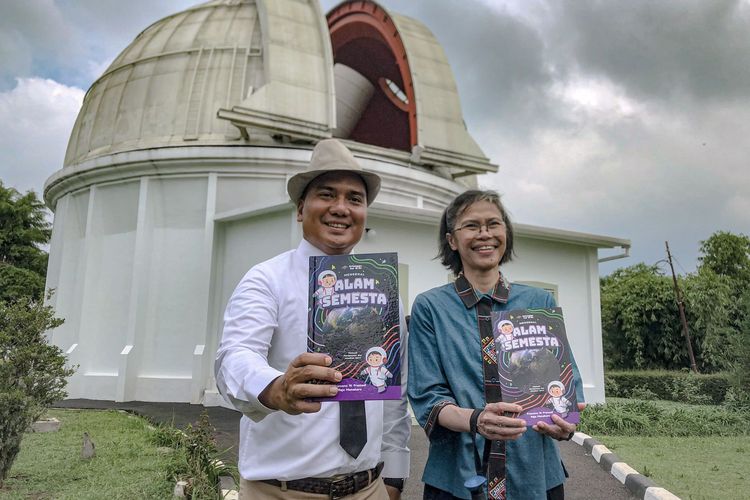 Astronom Bosscha, Premana Wardayanti Premadi dan Direktur Utama Penerbit Erlangga, Raja Daud Manahara merilis buku 'Mengenal Alam Semesta' di Observatorium Bosscha, Senin (19/2/2024).
