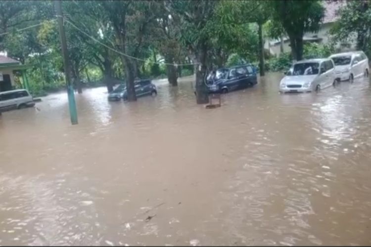 Halaman pondok pesantren Mambaul Ulum Lesong Laok, Kecamatan Batumarmar, direndem banjir, Sabtu (31/12/2022).