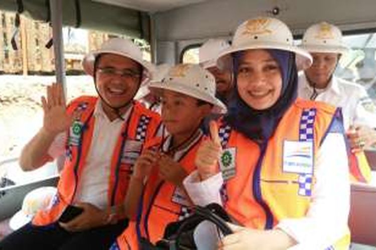 Bupati Banyuwangi Abdullah Azwar Anas beserta keluarga saat mencoba lori wisata yang diluncurkan PT Kereta Api Indonesia (KAI) di Banyuwangi, Jawa Timur, Minggu (20/3/2016).