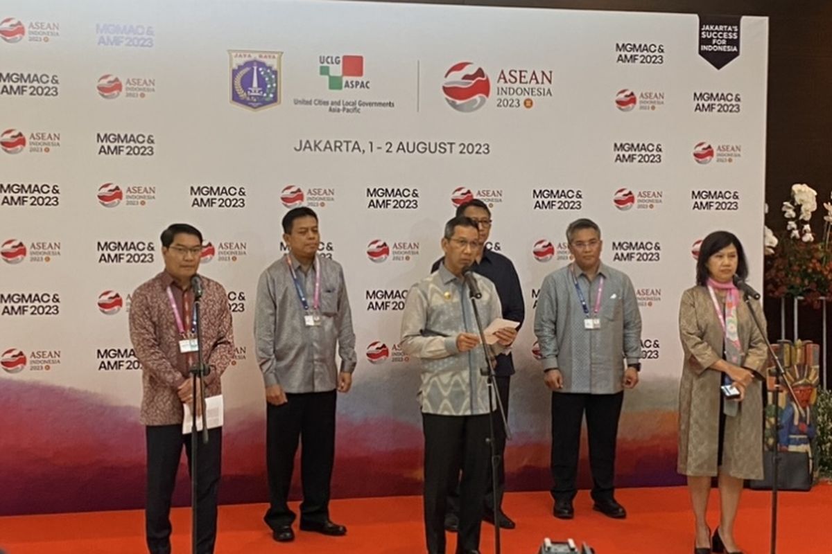 Penjabat Heru Budi Hartono bersama delegasi negara di Hotel Fairmount, Jakarta, Rabu (2/8/2023).