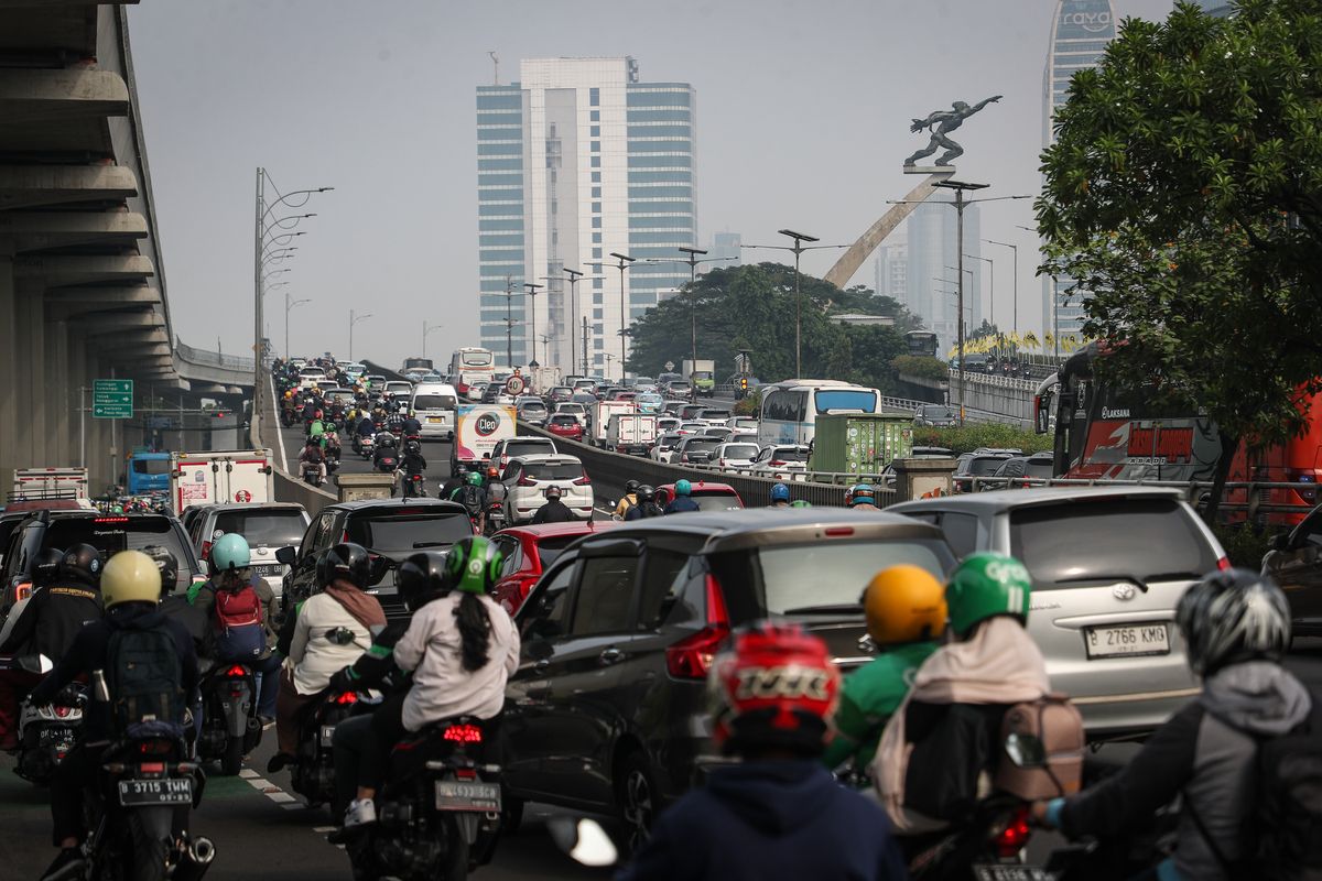 Kepadatan lalu lintas di kawasan Pancoran, Jakarta Selatan, Selasa (2/5/2023). Lalu lintas di Jakarta pada pagi hari kembali padat setelah rangkaian libur Lebaran 2023 berakhir. Para pemudik telah kembali ke Jakarta dan mulai bekerja.

ADRYAN YOGA PARAMADWYA (Z20)
02-05-2023
