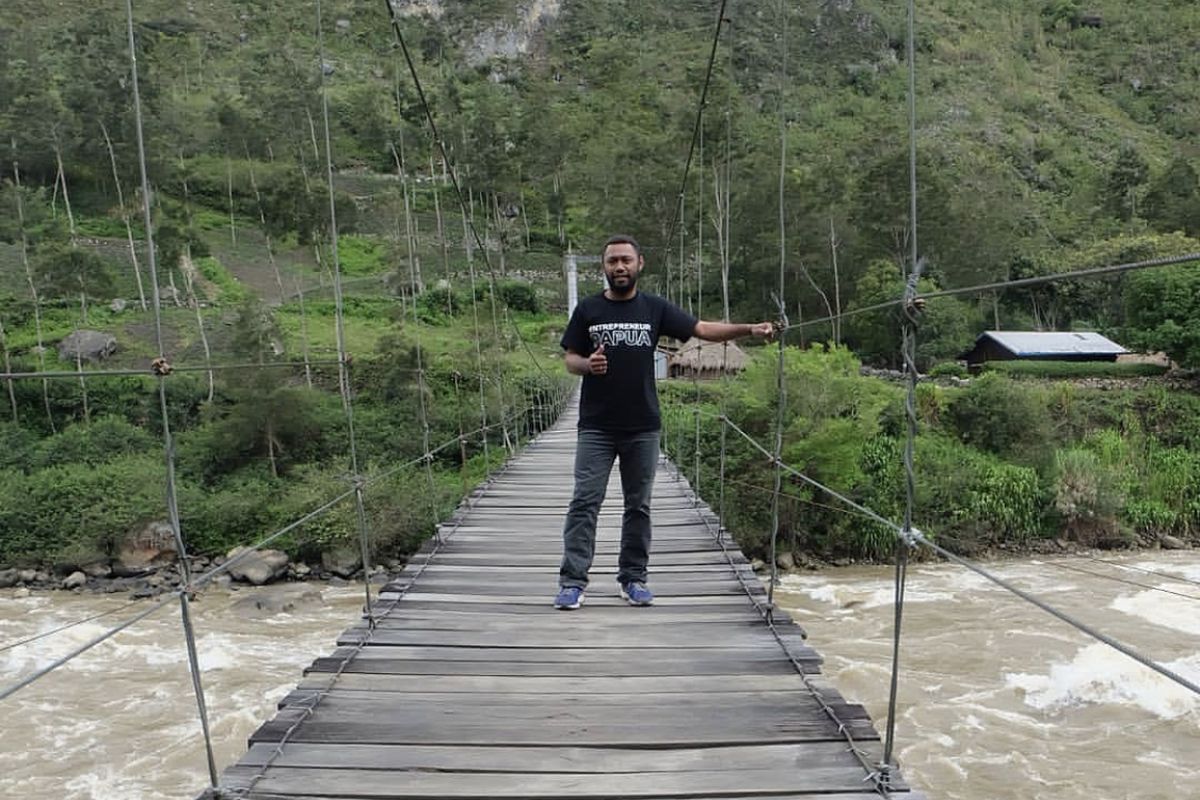 Pemilik bisnis Highland Coffee Roastery, Yafeth Wetipo (34) saat berada di Distrik Kurima, Yahukimo, Papua pada Januari 2019. Pegunungan Yahukimo merupakan daerah penyuplai biji kopi yang juga diberdayakan Yafeth.