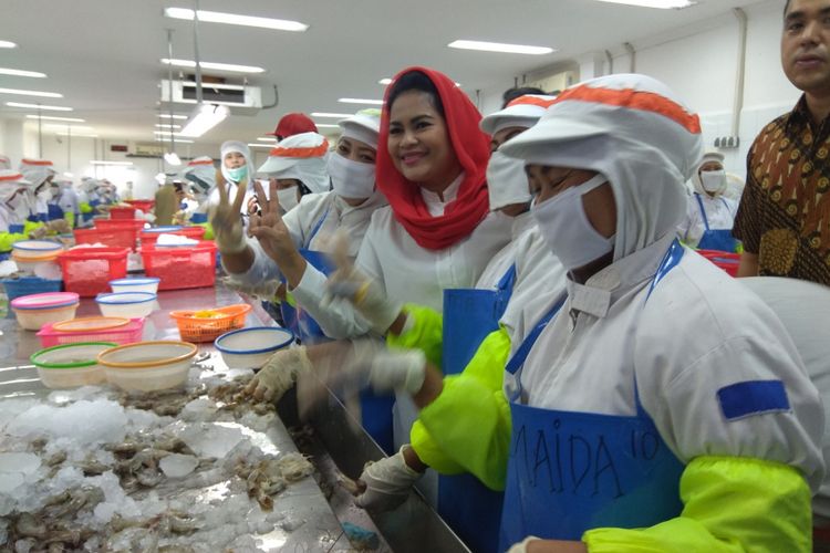 Puti saat bertemu dengan pekerja perempuan di salah satu pabrik pengolahan udang di Banyuwangi Sabtu (2/6/2018)