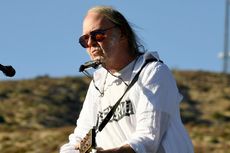 Lagu-lagu Neil Young Dihapus dari Spotify, Imbas Ultimatum Disinformasi Covid-19