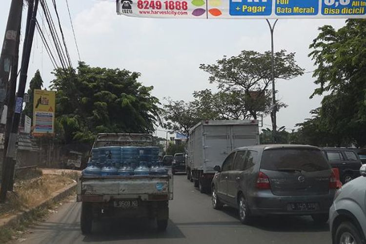 Kepadatan kendaraan menjadi pemandangan harian di Jalan Transyogie. Kemacetan terjadi di dua lajur arah Jakarta dan Cileungsi-Jonggol. Gambar diambil Sabtu, (1/1/2014). 