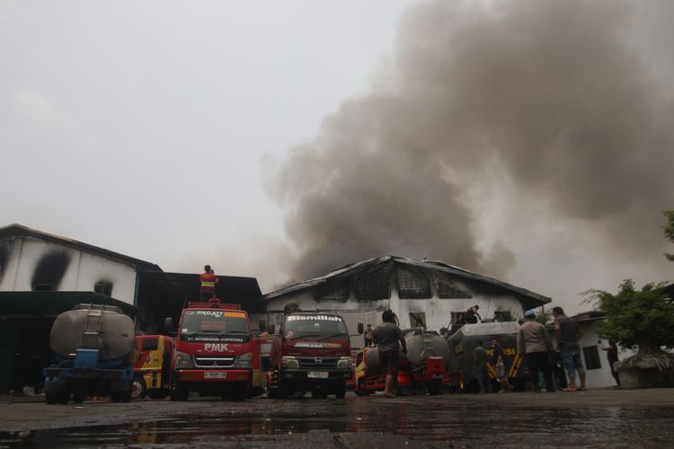 Pabrik Sepatu di Mojokerto Terbakar, 4 Unit Pemadam dan 1 Water Canon Dikerahkan