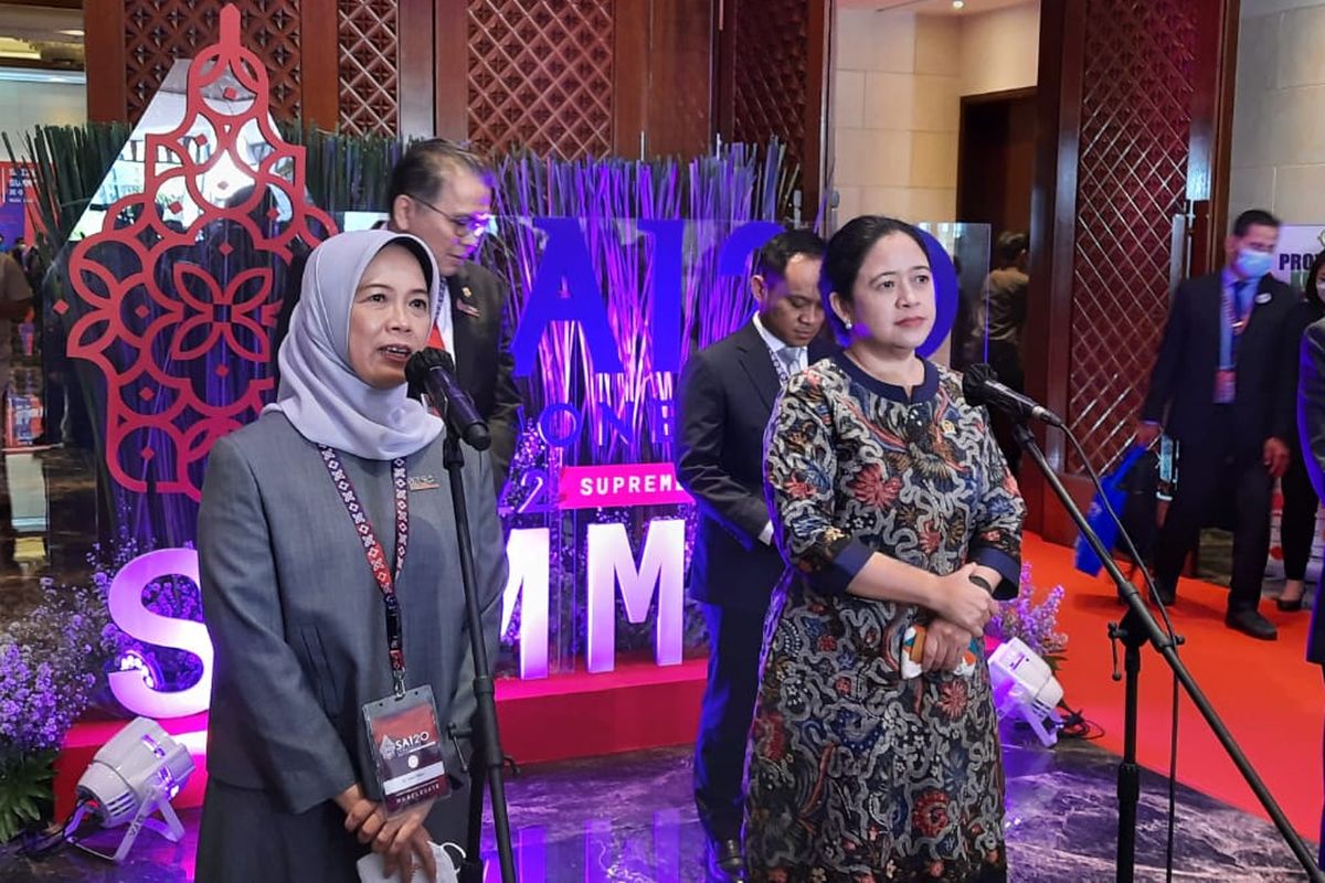 Ketua DPR Puan Maharani dan Ketua BPK Isma Yatun memberikan keterangan kepada wartawan di SAI20 Summit Nusa Dua, Bali, Selasa (30/8/2022).
