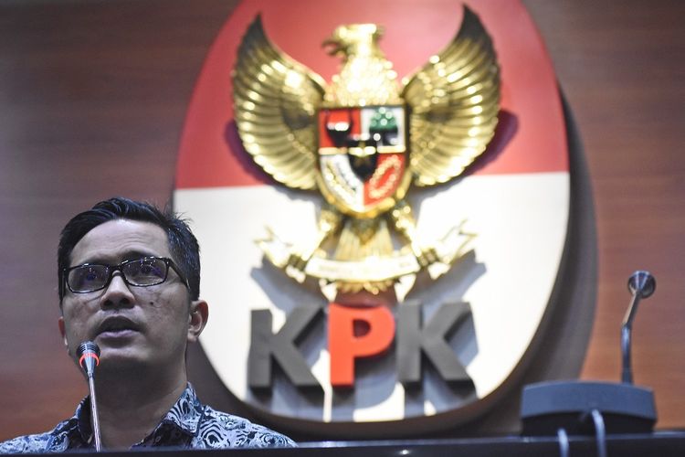 Febri Diansyah saat menjabat juru bicara KPK memberikan keterangan kepada wartawan soal penetapan tersangka kasus dugaan korupsi pembangunan Pelabuhan Laut Teluk Segintung, di Gedung KPK, Jakarta, Senin (14/10/2019). KPK resmi menetapkan mantan Bupati Seruyan periode 2003-2008 dan 2008-2013 Darwan Ali dan Direktur PT Swa Karya Jaya Tju Miming Aprilyanto sebagai tersangka kasus dugaan korupsi pembangunan Pelabuhan Laut Teluk Segintung, Kabupaten Seruyan, Kalimantan Tengah tahun 2007-2012 yang diduga telah merugikan keuangan negara sebesar Rp 20,84 milyar. ANTARA FOTO/Indrianto Eko Suwarso/pd.