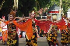 Wisata ke Banyuwangi, Bule Ini Diajak Menari Gandrung di BEC 2016