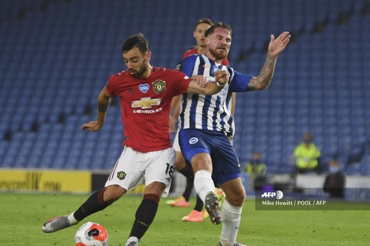 Bruno Fernandes (kiri) saat mencetak gol kedua untuk Manchester United di babak pertama dalam pertandingan Liga Inggris melawan Brighton di Stadion Falmer, Rabu (1/7/2020) dini hari WIB. 