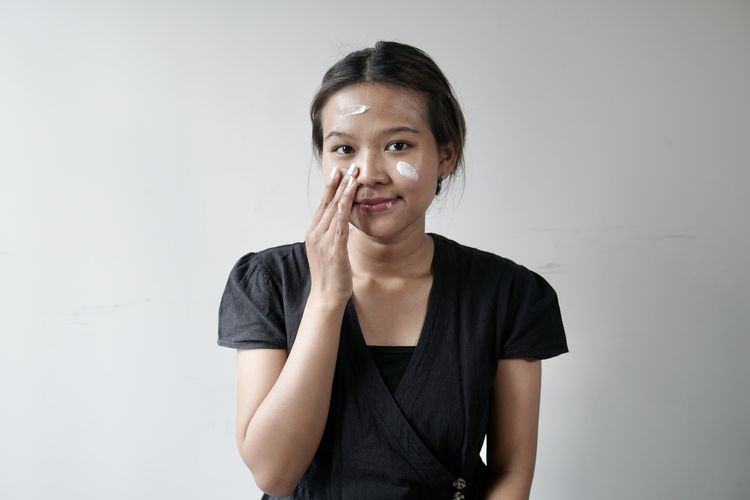 Aplikasikan primer di area kulit yang berminyak dan berpori-pori besar agar makeup tahan lama.