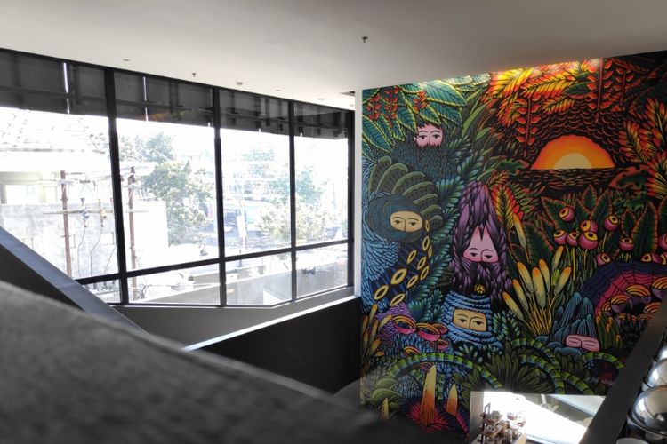 Lukisan mural Eko Nugroho di Artotel Gajahmada Semarang.