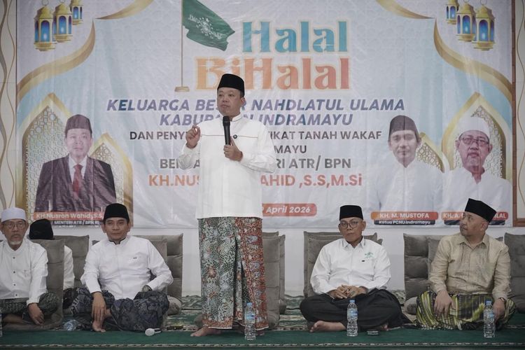Nusron Serahkan Dua Sertifikat Tanah Wakaf Gedung Pengurus NU di Indramayu