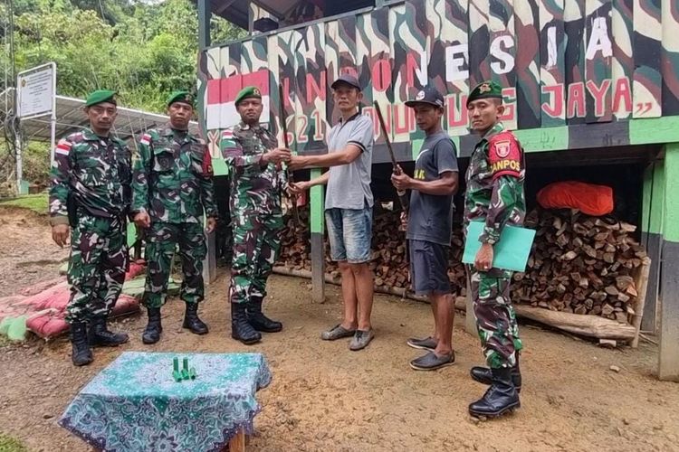 Penyerahan dua pucuk senjata api penabur oleh warga perbatasan RI di Kecamatan Lumbis Nunukan Kaltara kepada Satgas Pamtas RI Malaysia Yonif 621/MTG