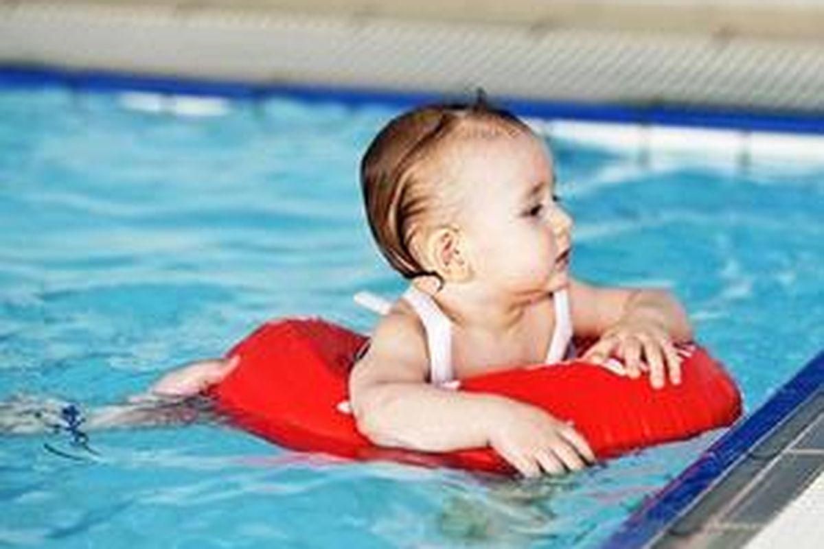 Berenang dapat membantu bayi mengembangkan ketrampilan fisiknya secara impresif dalam hidupnya kelak.