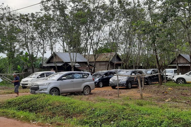 Pengemudi membantu mengatur agar mobil yang telanjur melewati bahu jalan parkir di halaman warga. Sehingga tersedia jalur kosong untuk mengurai kemacetan di Jalintim Sumsel pada Sabtu (23/4/2022).