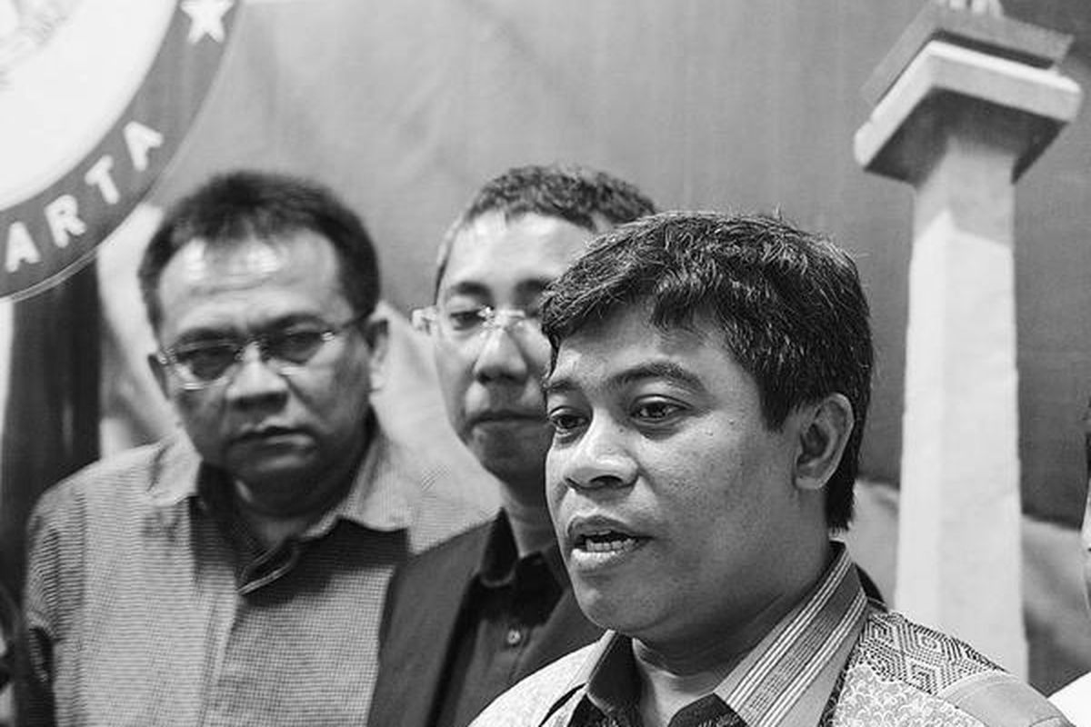 Ketua Harian Asosiasi Pedagang Pasar Seluruh Indonesia Supriatno (kanan), didampingi Ketua DPD Partai Gerinda DKI Jakarta M Taufik (kiri) dan Ketua Panitia Pengawas Pemilu DKI Jakarta Ramdansyah (tengah), hadir untuk memberikan klarifikasi di kantor Panwas, Jakarta, Senin (3/9). Klarifikasi tersebut terkait  dengan iklan salah satu pasangan calon gubernur DKI yang sudah beredar di empat stasiun televisi swasta di luar jadwal kampanye.