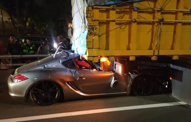 Sedan mewah bermerek Porsche Cayman menabrak bagian belakang truk di Tol Dalam Kota, tepatnya di KM 5+200 B sebelum Gerbang Tol Kuningan 2, Rabu (19/6/2024) dini hari.
