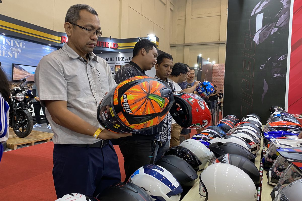Konsumen memilih helm diskon di IMOS 2023