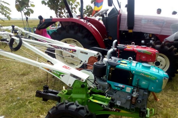 Deretan alat pertanian bermesin mulai dari traktor tangan, mesin penanam, traktor pembajak sawah hingga mesin pemanen padi. Provinsi Jawa Timur mendapat 3.000 traktor dari Kementerian Pertanian. Penyimpanan traktor-traktor ada di Kabupaten Ngawi. Nantinya, traktor-traktor disebar ke seluruh Provinsi Jawa Timur.

