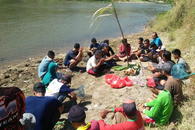 ‎Perwakilan warga Desa Ngombak dan Desa Karanglangu, Kecamatan Kedungjati, Kabupaten Grobogan, Jawa Tengah ‎berdoa di sekitar sungai Tuntang sekitar sebelum puncak Tradisi Tubo, Selasa (24/7/2018) siang.