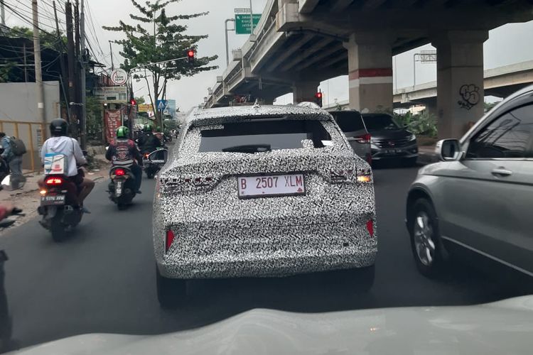 Diduga Wuling Alvez tertangkap kamera sedang tes jalan di daerah Kalimalang, Jakarta Timur