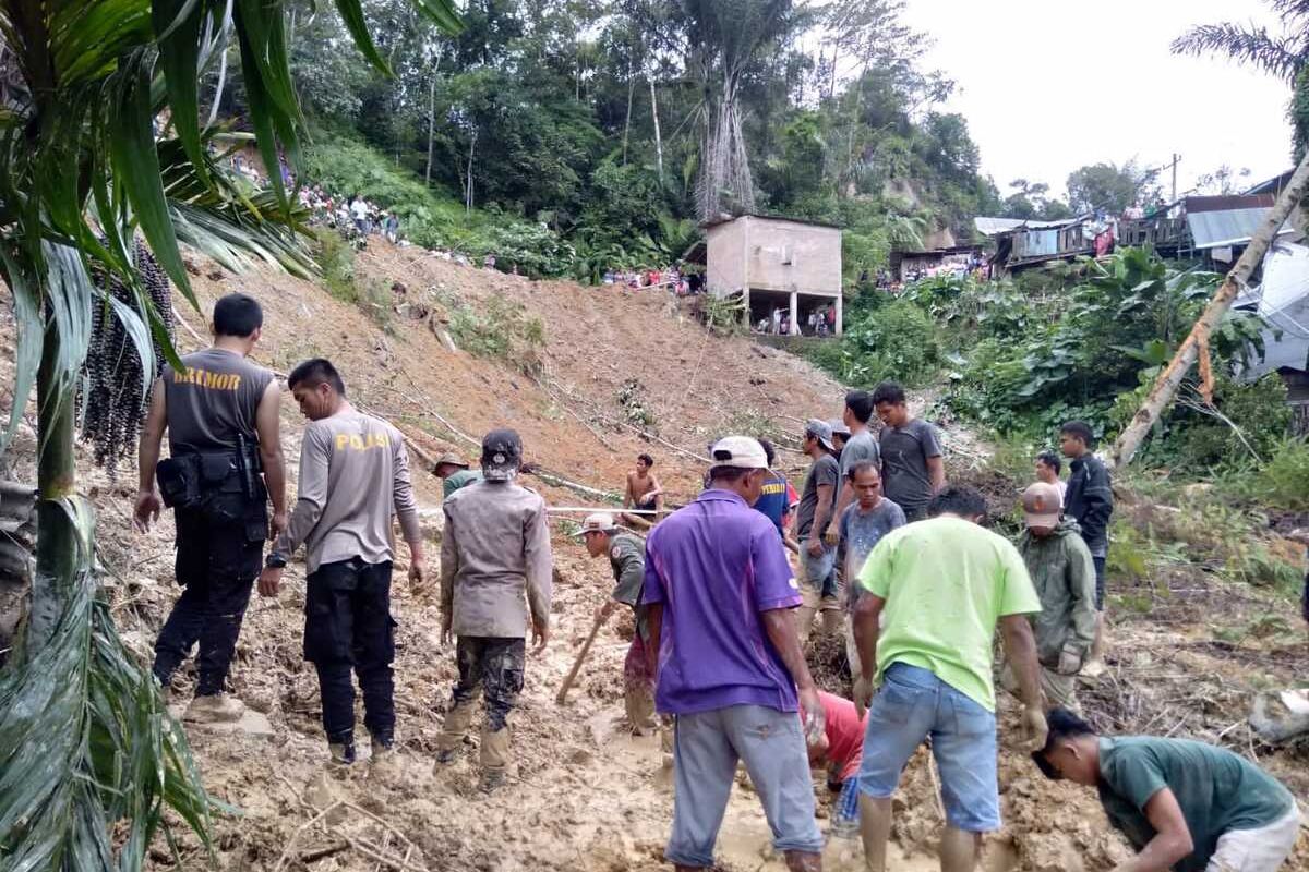 Personel Polres Humbang Hasundutan bersama BPBD, TNI, Dinas Kesehatan, dan masyarakat, melakukan evakuasi dan membersihkan material longsor, Selasa (21/11/2023). Akibat kejadian itu, 2 rumah tertimbun, 2 warga tewas dam 6 orang luka-luka.
