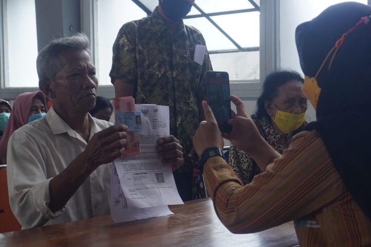 Warga menerima BLT BBM Rp 500.000 di Kantor Pos Besar Solo, Jawa Tengah, Kamis (8/9/2022).